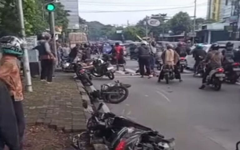 Truk Rem Blong Tabrak 8 Motor Di Banyumanik