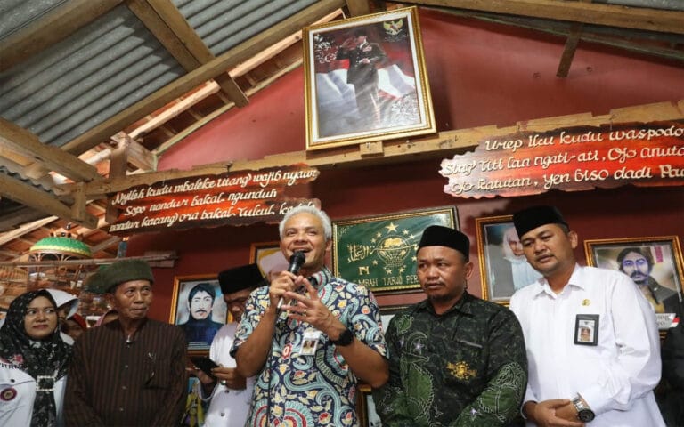 Sowan Mbah Tarjo di Saung Merah Putih, Ganjar; Beliau Tokoh Langka