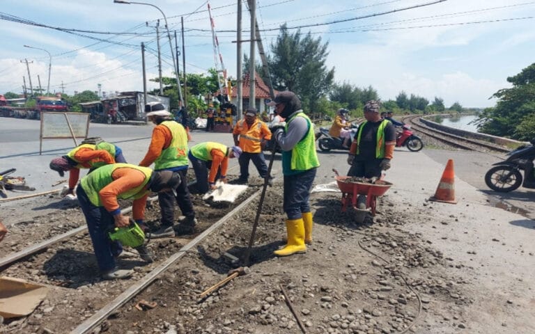 KAI Daop 4 Perbaiki Jalur Perlintasan Sebidang Jalan Ronggowarsito Semarang