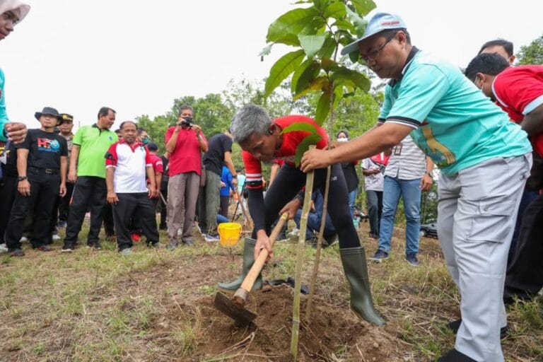 PLN Tanam Ribuan Pohon Sebagai Progam ‘Green Living Ecosystem’