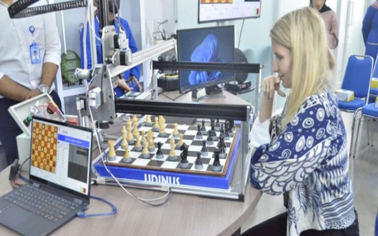 Udinus Berhasil Ciptakan Robot Catur Pertama di Indonesia