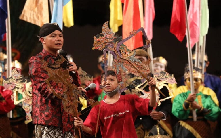 Hari Wayang Dunia: Dalang Sindhu Dapat Hadiah Android