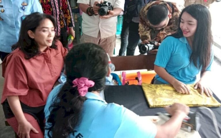 Tia Hendi Mengapresiasi Hasil Karya Para Napi Wanita