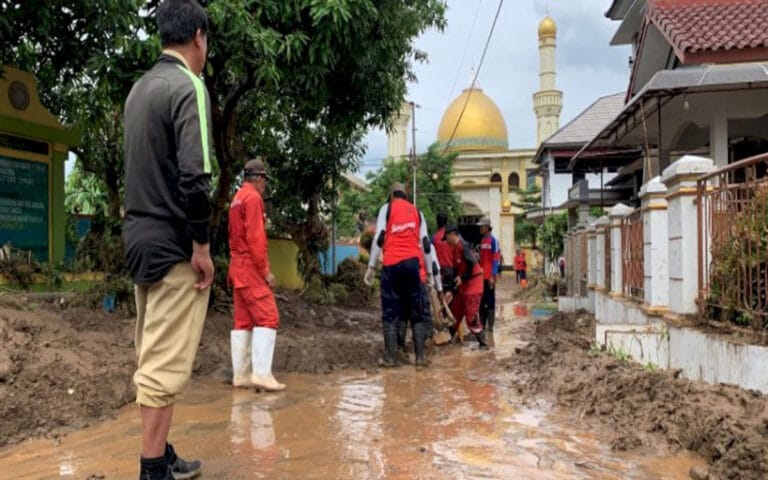 DPU Kota Semarang Kerahkan 85 Personel Bersihkan Lumpur di Wahyu Utomo