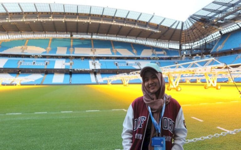 Mahasiswi Vokasi UNDIP Belajar Manajemen Klub Bola Manchester City