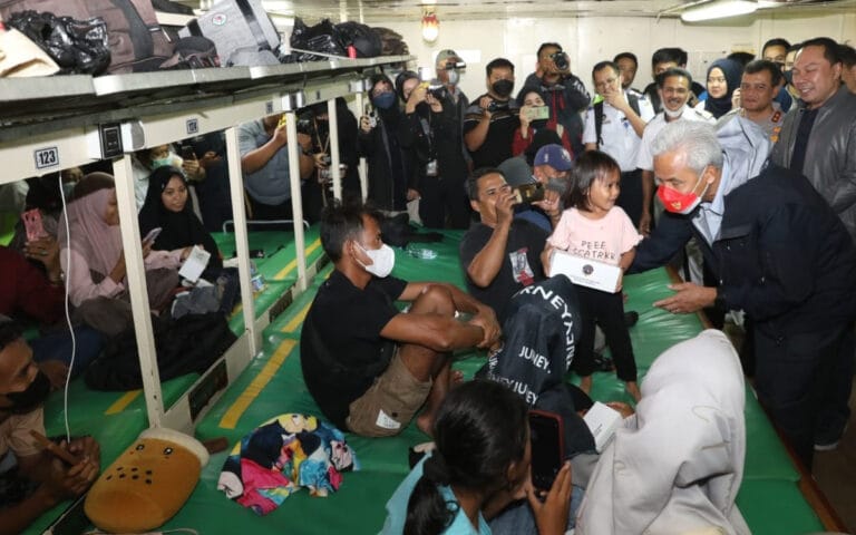 Ganjar dan Menko PMK Lepas KM Kelimutu Menuju Karimunjawa