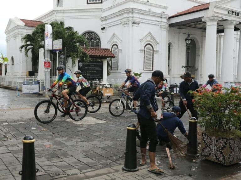 Awali Tahun, Ganjar Gowes Cek Banjir Semarang