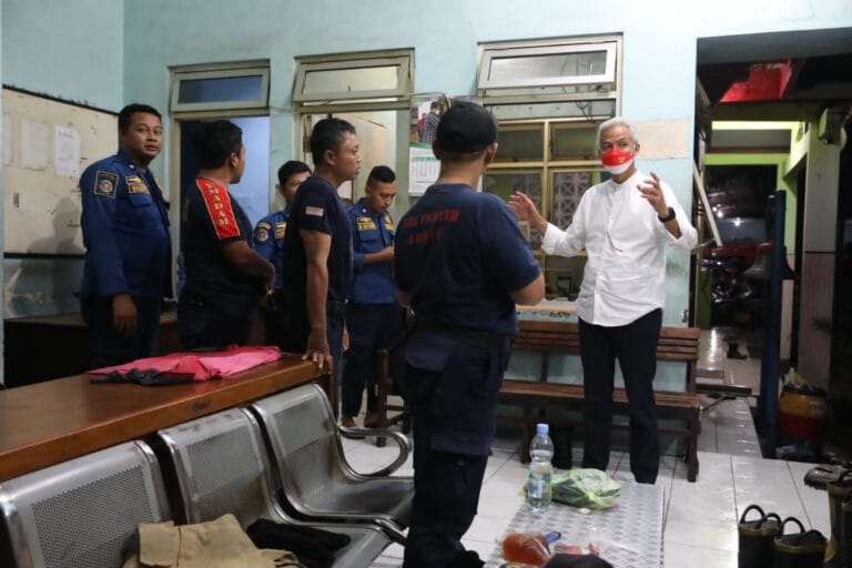 Tahun Baru Ala Ganjar, Tengok RS, Pos Damkar dan Sapa Warga di Kota Lama