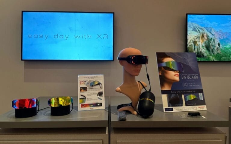 Sharp Kembangkan Prototipe Smartphone Connectable Head-Mounted Display