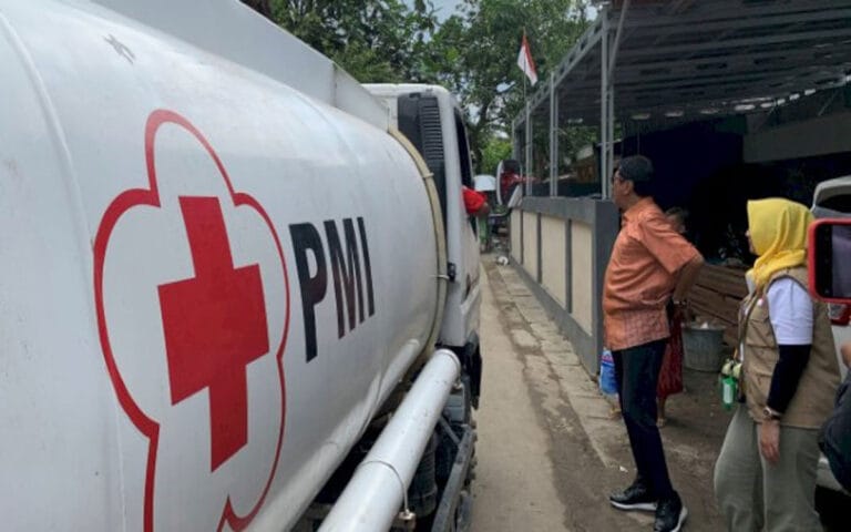 PMI Droping Air Bersih Untuk Bantu Warga Korban Banjir
