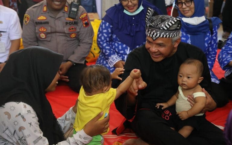 Tinjau Banjir Kudus, Ganjar Bagikan Mainan pada Anak-anak