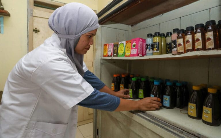 Usaha Sirup Daun Kersen Hartati Kembali Bangkit