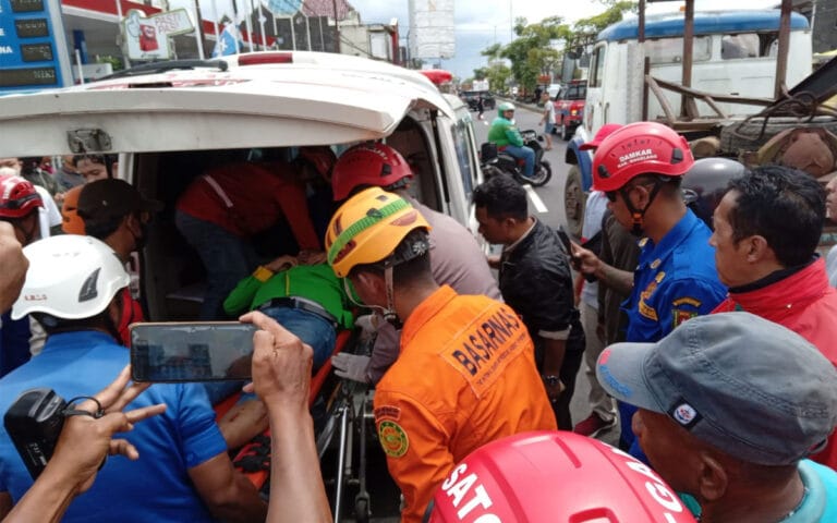 Tim SAR Telah Mengevakuasi Sopir Bus Yang Alami Kecelakaan