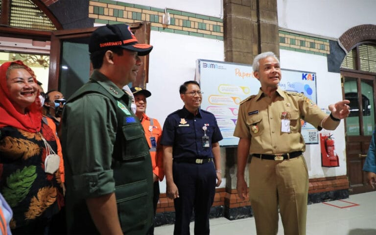 Rombongan BNPB, BMKG dan Ganjar Tinjau Dapur Umum dan Cek Stasiun Tawang
