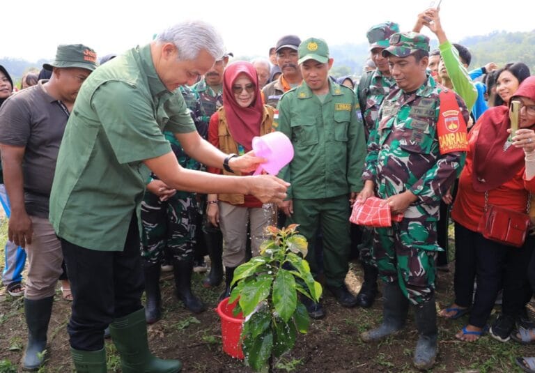 Selamatkan Lahan Kritis, Ganjar dan Warga Tanam 15.000 Pohon