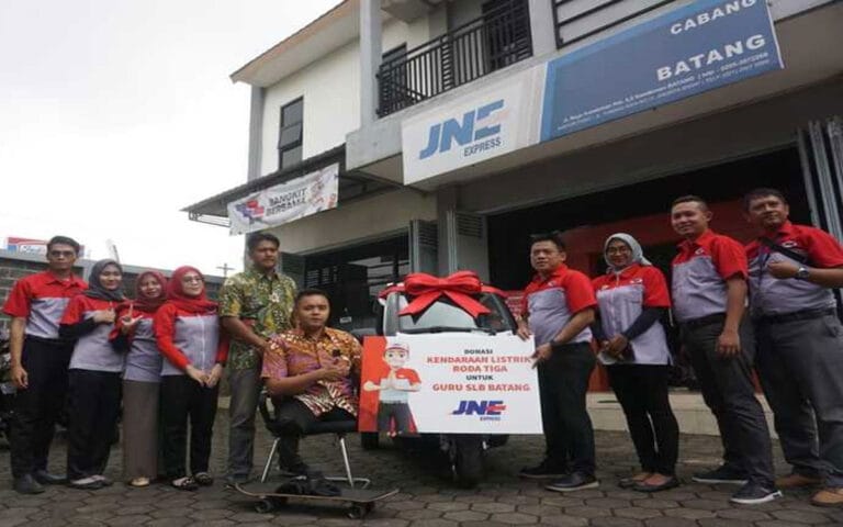 JNE Peduli, Beri Kendaraan Listrik Roda Tiga Untuk Guru Difabel di Batang