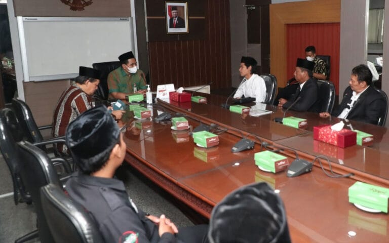 Taj Yasin Apresiasi Sandal Nusantara, Bekali Ilmu Agama Untuk Orang Jalanan