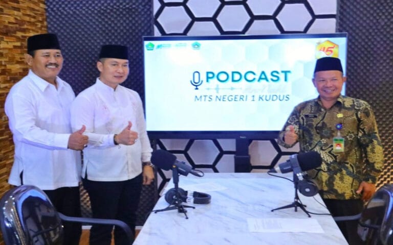 Hartopo Resmikan Perpustakaan dan Studio Broadcast MTsN 1 Kudus