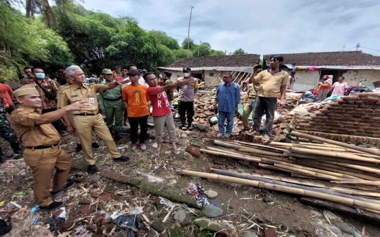Ganjar Beri Bantuan Rehab Rumah Hingga Peralatan Sekolah