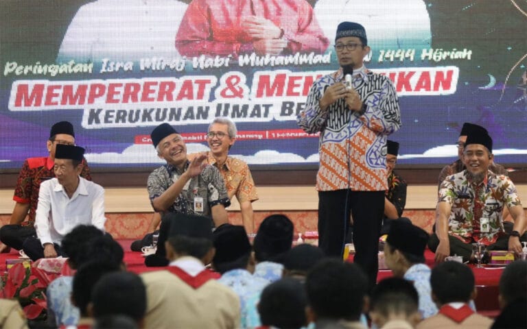 Peringati Isra’ Mi’raj Bareng Ustad Wijayanto, Ganjar Salurkan Bantuan ke Sejumlah Agama