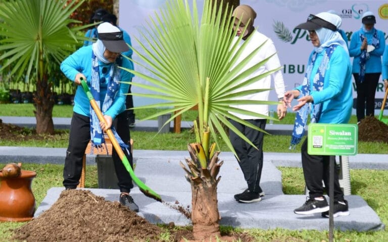 Tanam Pohon di Kawasan Borobudur, Atikoh Dapat Pesan Khusus Dari Ibu Negara