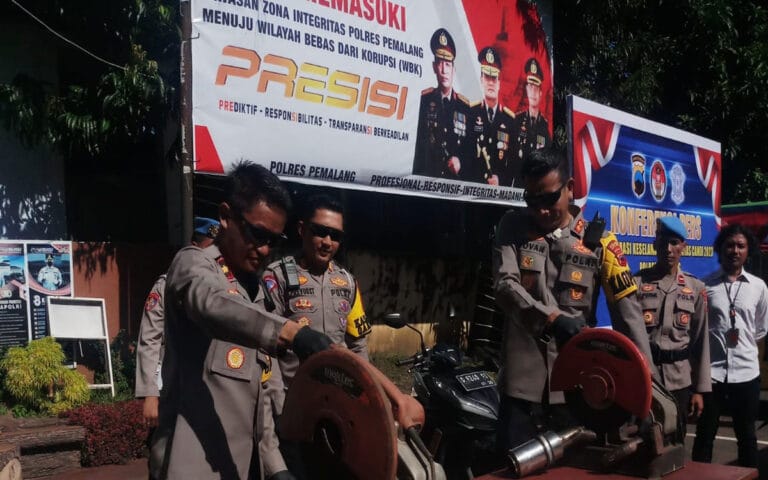 Bising, Kapolres Pemalang Musnahkan 500 Knalpot Brong