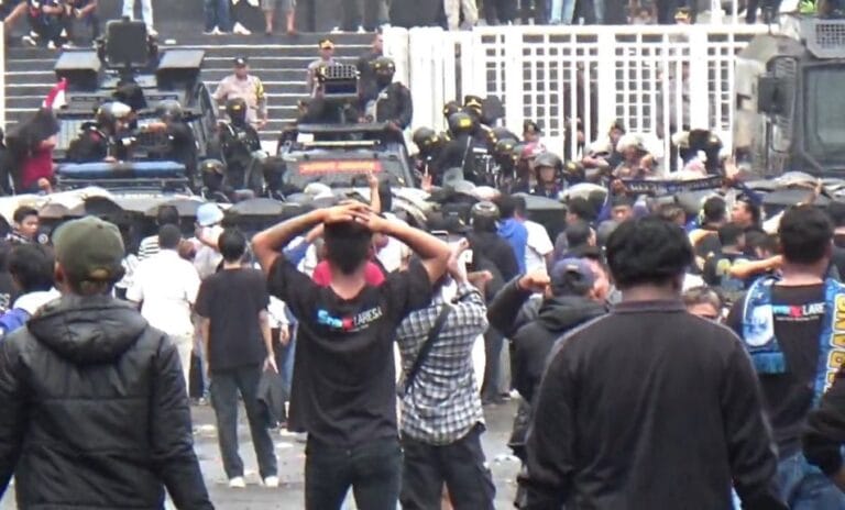 Paksa Masuk ke Stadion Jatidiri, Suporter Bentrok Dengan Polisi