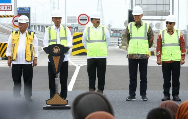 Ganjar Dampingi Jokowi Resmikan Jalan Tol Semarang-Demak Seksi II