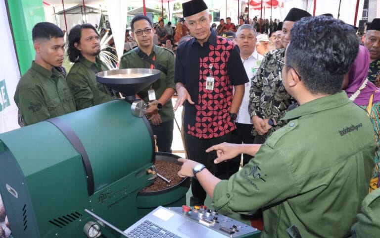 Ganjar Terkesan Dengan Mesin NU Roaster Karya SMK Ma’arif Mungkid