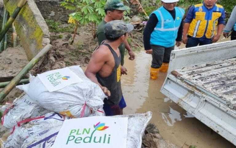 PLN Kembali Datangkan 5.000 Karung FABA Untuk Atasi Banjir Meteseh