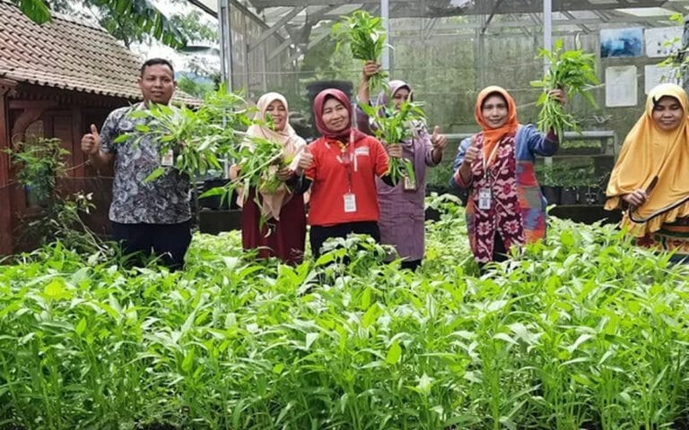 Peringati HPSN, Kampung Alfamart Sukorejo Semarang Tanam Bibit Pohon