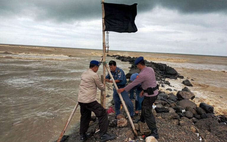 Bendera Hitam Berkibar di Pesisir Muara Tanjungsari Pemalang
