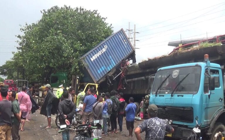 Truk Kontainer Terjun dari Flyover Pelabuhan Tanjung Emas Semarang