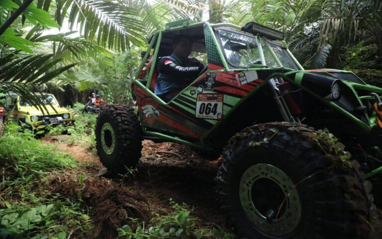 Jajal “Track Offroad”, Gus Yasin Sempatkan Kunjungi Rumah Warga Beri Bantuan