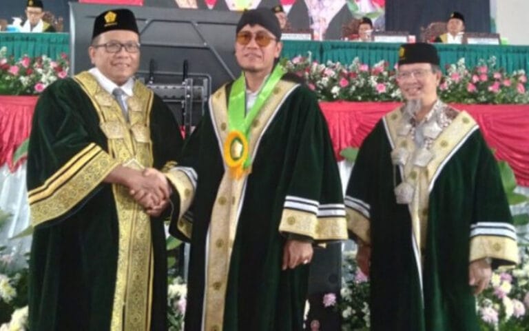 Ulama Nyentrik Gus Miftah Raih Gelar Spd FAI Unissula