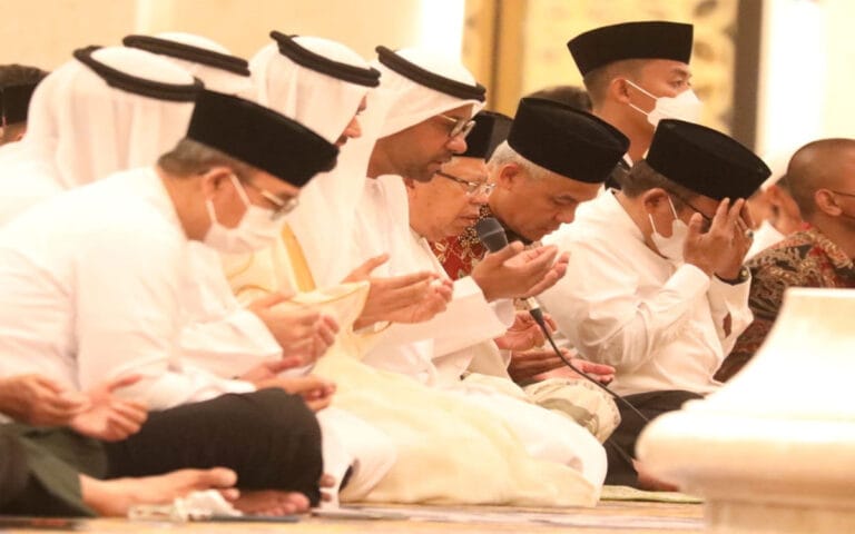 Ganjar dan Wapres Ma’ruf Amin Salat Subuh Perdana Bersama Masyarakat di Masjid Sheikh Zayed