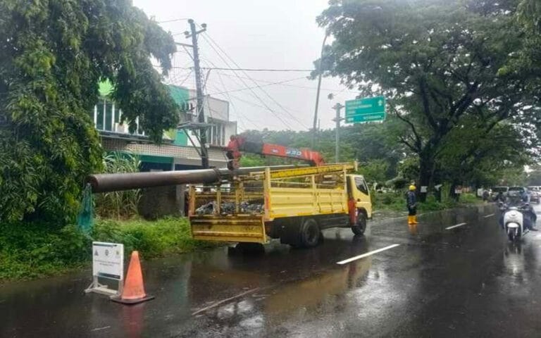PLN UP3 Kudus Pulihkan Listrik Kudus dan Juwana Paska Puting Beliung