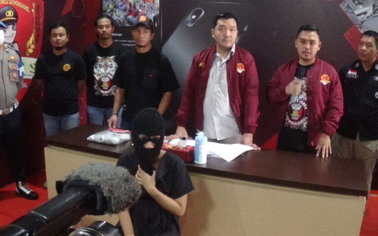 Mabuk , Wanita Pemandu Karoke Tusuk Rekan Seprofesi