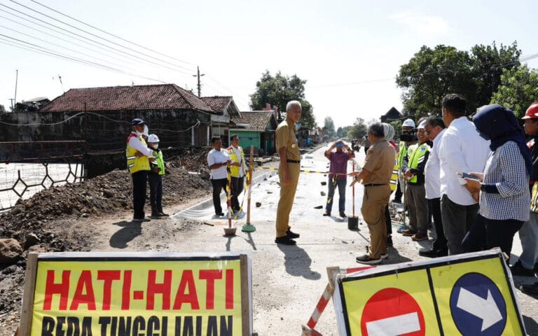 Gubernur Cek Jalan Raya Solo-Purwodadi, Pastikan Perbaikan Jalan Rusak Optimal
