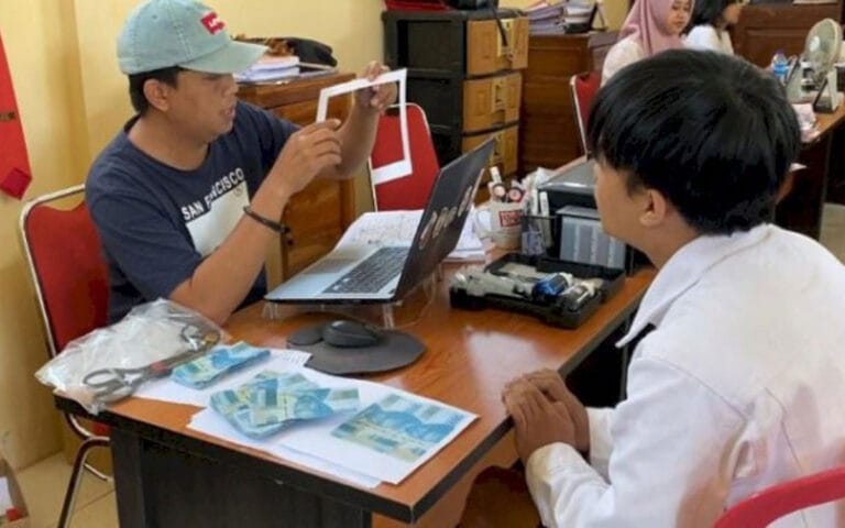 Warga Magelang Dibekuk Bayar Handphone Dengan Upal