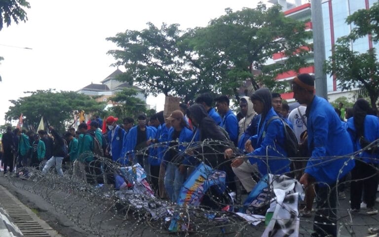 Aksi Demo Mahasiswa Tolak UU Cipta Kerja Dobrtak Pintu Gerbang DPRD Jateng