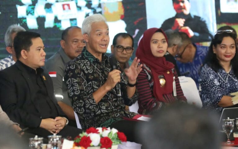 Ganjar Minta Pemkab dan DPRD Demak Satu Pikiran Tentang Tanggul Laut