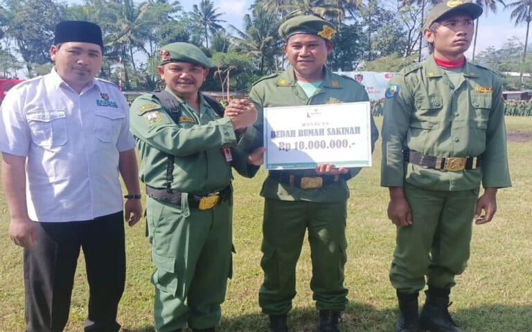 Lima Anggota Satlinmas Terima Bantuan Rehab RTLH