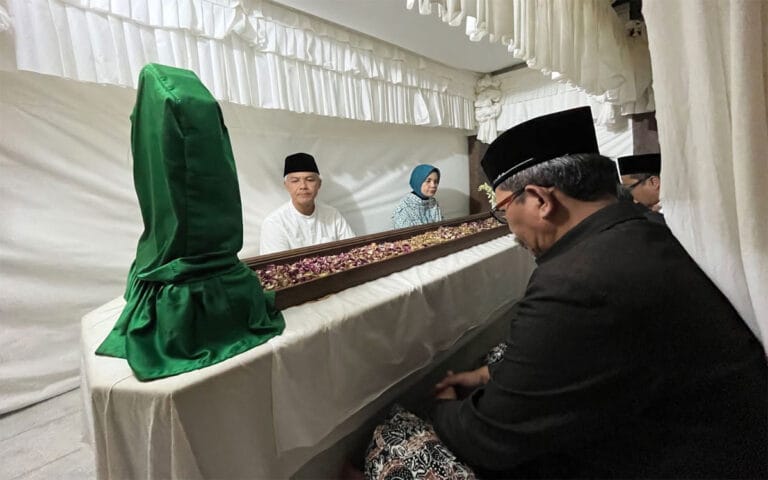 Ziarah ke Makam Sunan Muria, Ganjar : Wali Pecinta Seni dan Konservasi