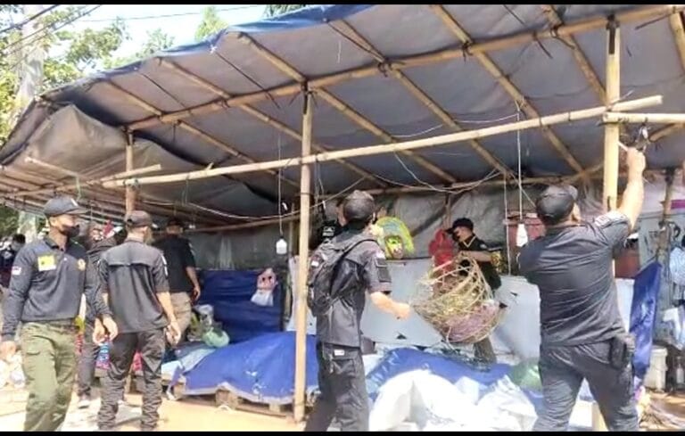 Satpol PP Kota Semarang Bongkar Lapak Pedagang Dugderan