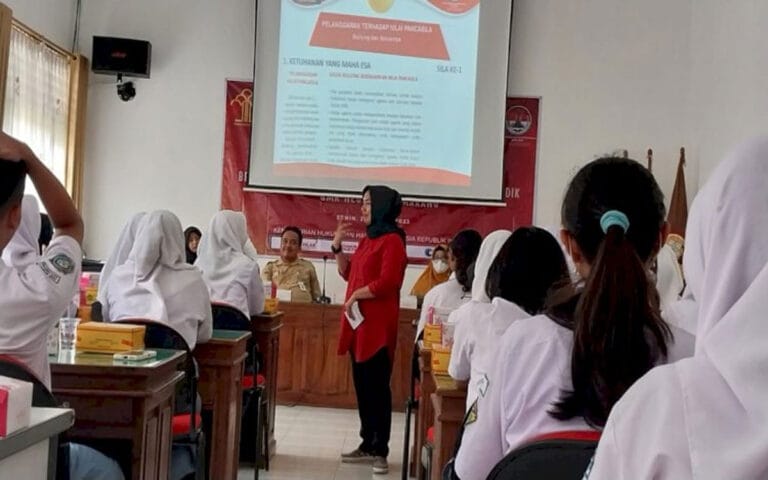 BKBH FH USM–Kanwilkumham Jateng Gelar Penyuluhan Hukum di SMKN 2 Semarang