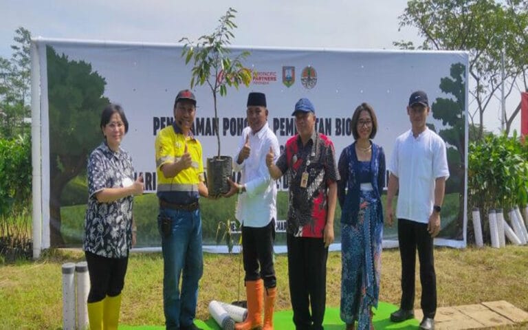 Dukung Kelestarian Sumber Daya Air, CCEP Indonesia Ajak Masyarakat Tanam Pohon