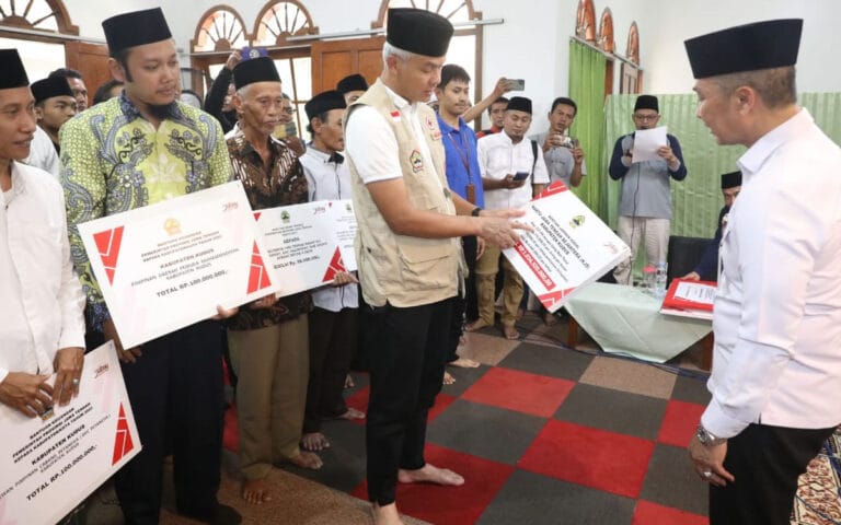 Ganjar Bantu PLTS Rooftop Untuk Ponpes Kudus