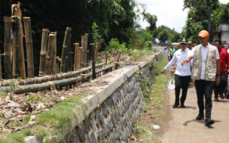 Gubernur  Cek Langsung Tanggul Jebol di Sungai Dawe Kudus