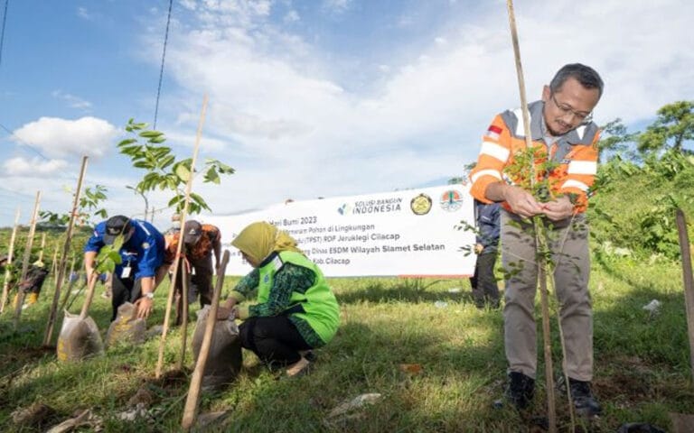 Ramadhan Berbagi, SBI Bagikan Bingkisan & Tanam Pohon